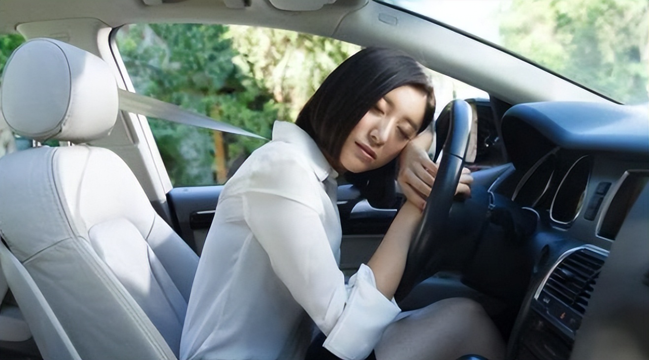 停車閉窗吹空調，容易出現一氧化碳中毒